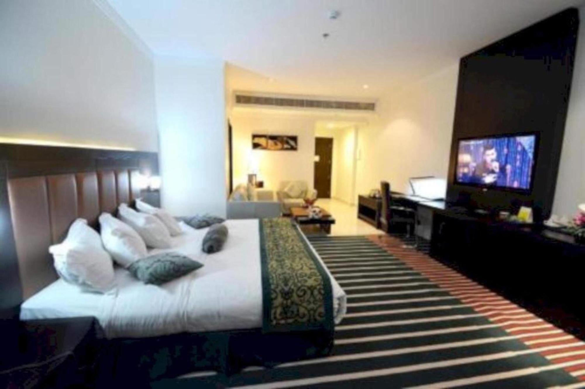 Deluxe King Suite